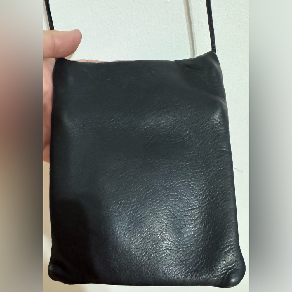 Vintage Roots Black Leather Crossbody Travel Pouch - Picture 6 of 16